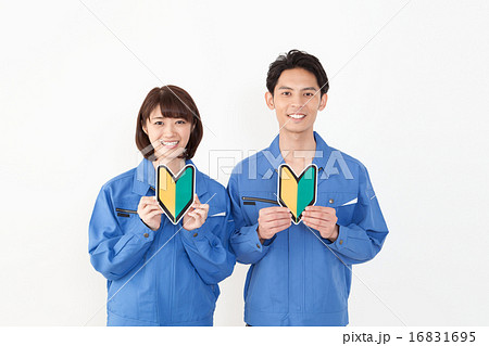 若葉マークと男女作業員 若葉マークと男女作業員 16831695