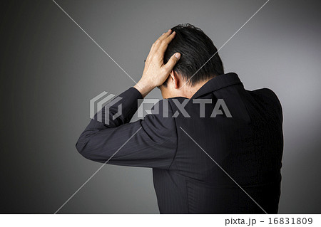 頭を抱えるミドル男性の写真素材