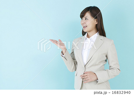 案内する女性(ブルーバック) 案内する女性(ブルーバック) 16832940
