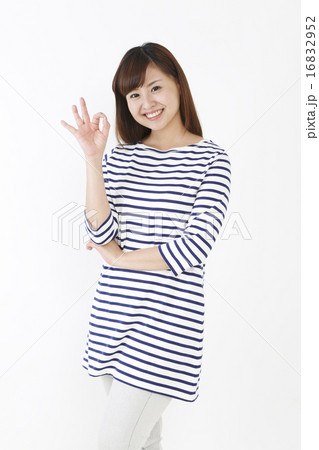 オッケーポーズの女性 オッケーポーズの女性 16832952
