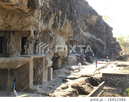 世界遺産「エローラ石窟群」第5窟から第1窟への眺め(インド) 世界遺産「エローラ石窟群」第5窟から第1窟への眺め(インド) 16832986