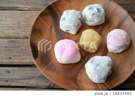 アカシアプレートに乗せた色んな種類の美味しい大福 16834485