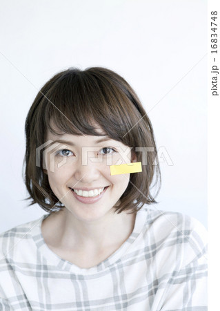付箋と20代女性 16834748