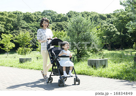 ベビーカーで散歩する親子の写真素材