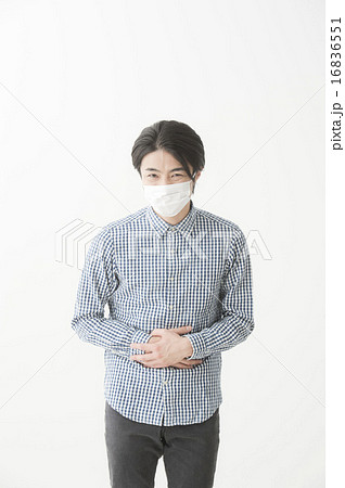 お腹を押さえる男性 16836551
