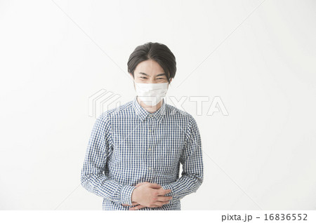 お腹を押さえる男性 16836552
