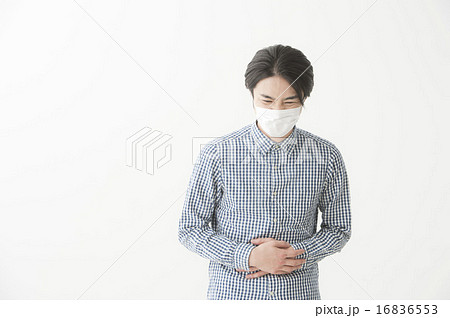 お腹を押さえる男性 16836553