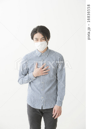 胃を押さえる男性 胃を押さえる男性 16836558