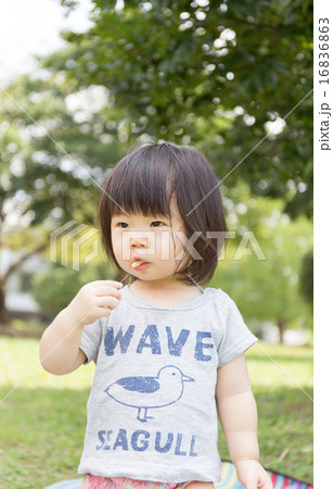 幼児 かわいい 女の子 家族 水遊びの写真素材