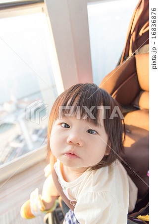 幼児 かわいい 女の子の写真素材