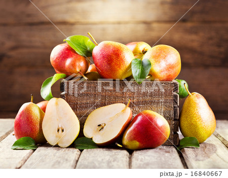 fresh pears in wooden box fresh pears in wooden box 16840667