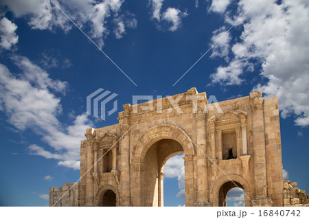 Arch of Hadrian in Jerash, Jordan 16840742