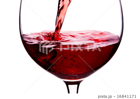 赤ワインをワイングラスに注ぐ　クローズアップ　切り抜き　パスあり 16841171