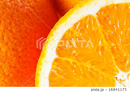 オレンジの断面図と皮のアップ の写真素材