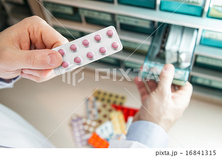 薬棚から薬を出す薬剤師　薬局　病院 16841315