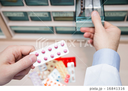 薬棚から薬を出す薬剤師 薬局 病院 薬棚から薬を出す薬剤師 薬局 病院 16841316