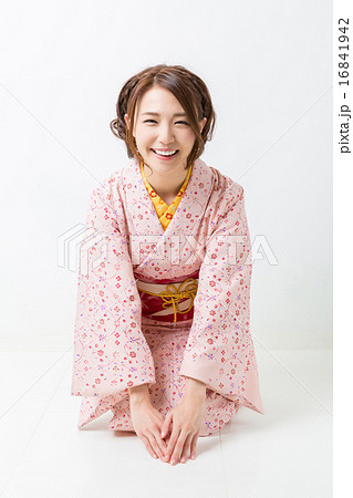 着物を着た女性 16841942