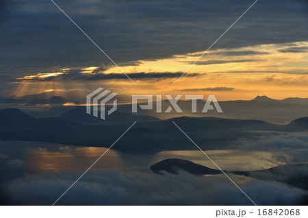 屈斜路湖の雲海と光芒 屈斜路湖の雲海と光芒 16842068