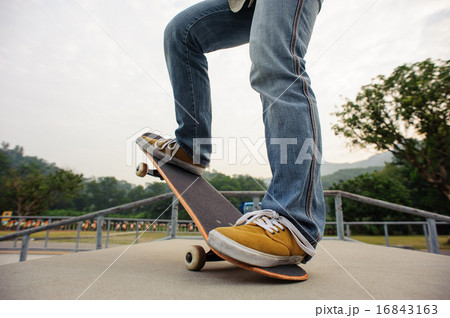 young skateboarder skateboarding at skatepark young skateboarder skateboarding at skatepark 16843163