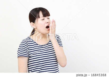 あくびをする女性 あくびをする女性 16845368