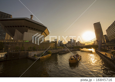 なんばハッチと道頓堀川夕景 16845716