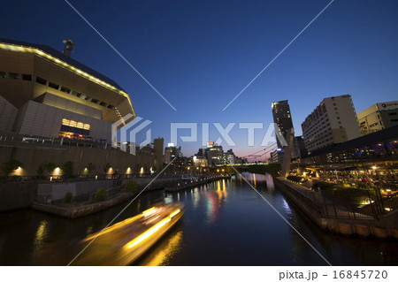 湊町リバープレイスと道頓堀川夕景 16845720