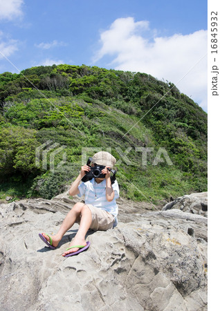 岩場に座り撮影する子供。小さなカメラマン(三浦半島、長浜海岸) 岩場に座り撮影する子供。小さなカメラマン(三浦半島、長浜海岸) 16845932