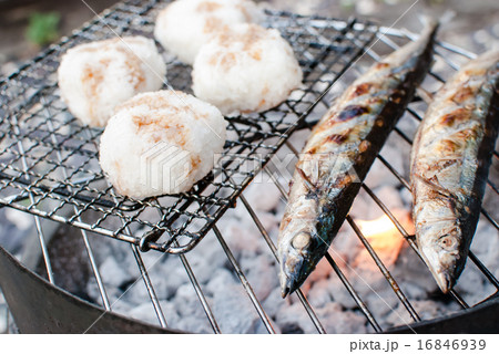 バーベキュー 炭火焼の焼きおにぎりと秋刀魚の写真素材