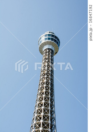 青空の下の横浜マリンタワー 16847192