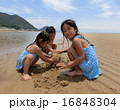 海で砂遊びをする子供達 16848304