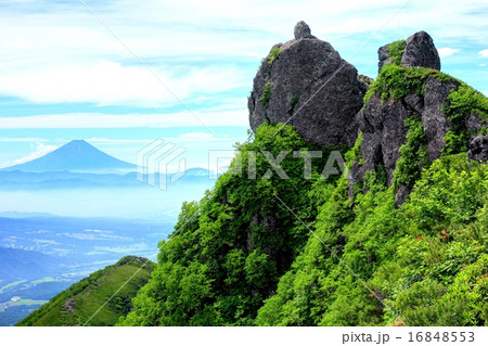 八ヶ岳・権現岳の岩峰と富士山 八ヶ岳・権現岳の岩峰と富士山 16848553