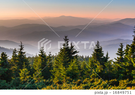 Distant mountain range and thin layer  16849751