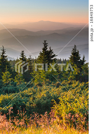 Distant mountain range and thin layer  16849753