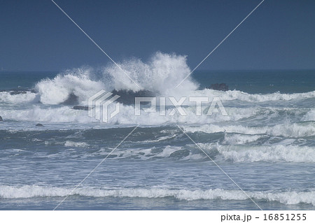 飛び散る波 16851255