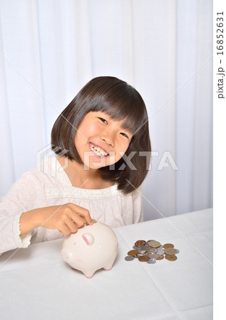 貯金する女の子 16852631