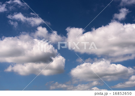 群青色の空と雲の写真素材