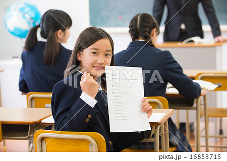 満点を取る中学生 満点を取る中学生 16853715