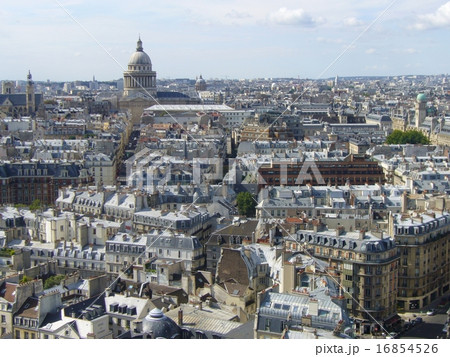パリ,パンテオン と密集している家の屋根 パリ,パンテオン と密集している家の屋根 16854526