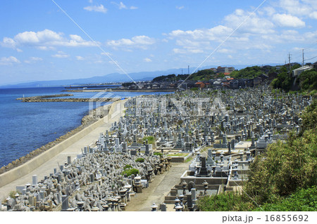 海岸と墓地 琴浦町花見潟墓地の写真素材