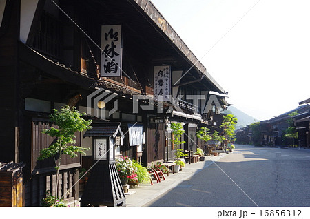 中山道 宿場町 信州 木曽路 奈良井宿の町並み 中山道 宿場町 信州 木曽路 奈良井宿の町並み 16856312