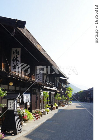 中山道　宿場町　信州　木曽路　奈良井宿の町並み 16856313