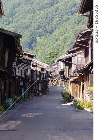中山道　宿場町　信州木曽路　奈良井宿の町並み 16856365