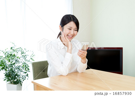 女性 部屋 家 屋内 自宅 スマートフォン 検索 インターネット 笑顔 女性 部屋 家 屋内 自宅 スマートフォン 検索 インターネット 笑顔 16857930