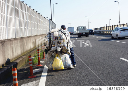 アルミ缶を集める老人 16858399