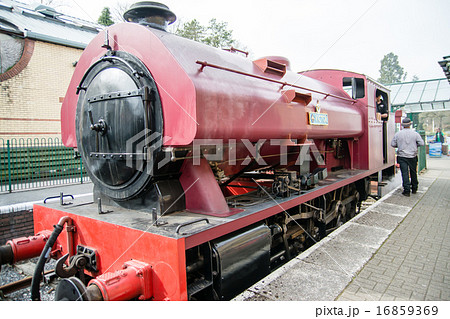 駅に到着した蒸気機関車 イギリス田舎の観光地にての写真素材