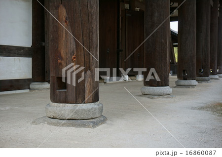 京都「東福寺」：三門の列柱 16860087