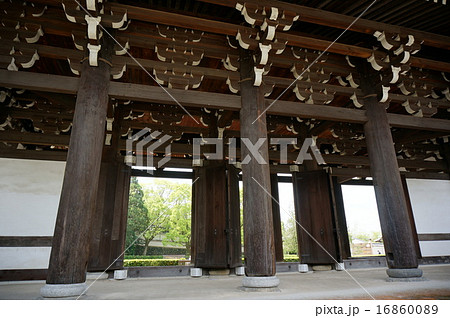京都「東福寺」：三門の列柱 16860089