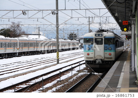 北長野駅と信越本線115系 16861753