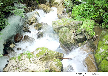 信州白骨温泉の山の中を流れる、湯川の美しく清らかな流れ 16862096