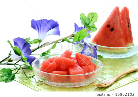カットしたスイカと朝顔の花 カットしたスイカと朝顔の花 16862102